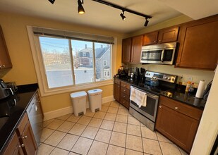 208 Holland St, Unit 2 in Somerville, MA - Foto de edificio - Building Photo