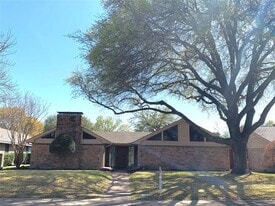 6910 Brentfield Dr in Dallas, TX - Building Photo