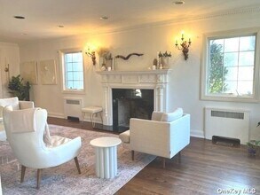 26 Woodland Pl in Great Neck, NY - Building Photo - Building Photo
