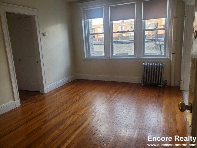 140 Columbia St, Unit 109-1 in Brookline, MA - Building Photo - Building Photo