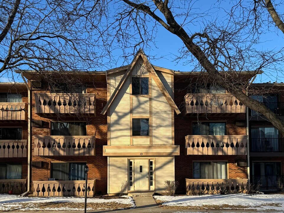 13 Parkside Ct in Vernon Hills, IL - Building Photo