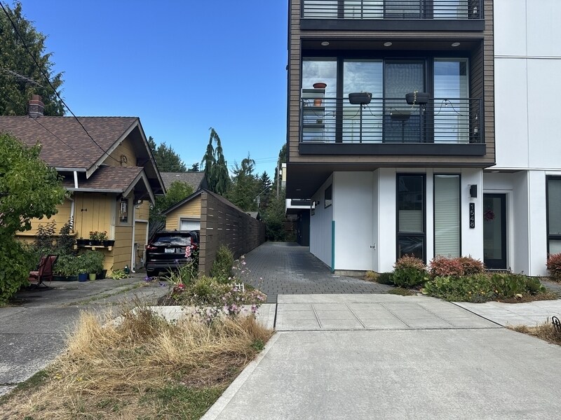 1550 NW 64th St in Seattle, WA - Building Photo