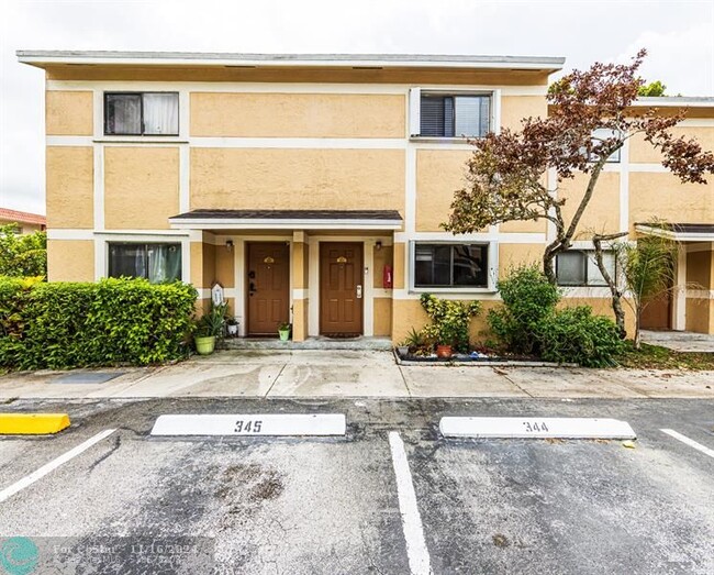 321 Palm Cir E in Pembroke Pines, FL - Foto de edificio - Building Photo