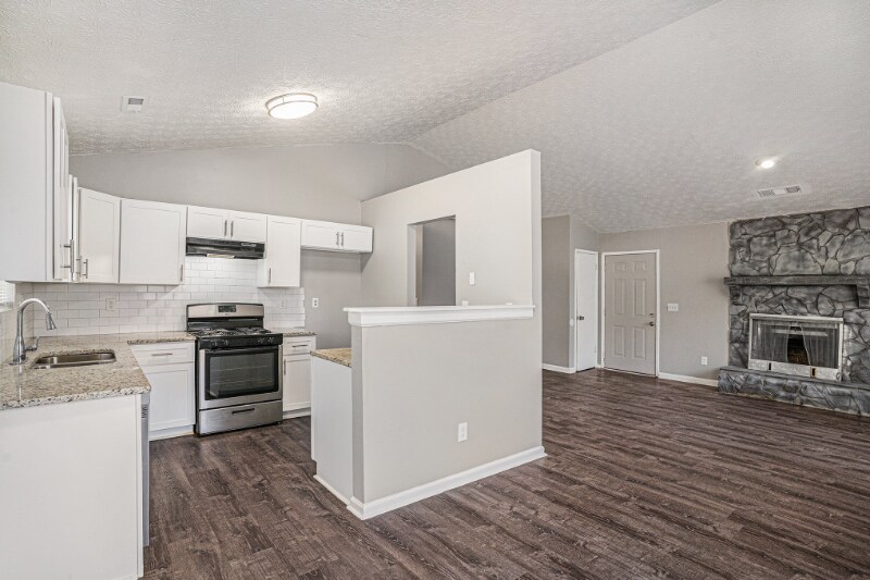 5472 Glen Haven Dr in Atlanta, GA - Building Photo