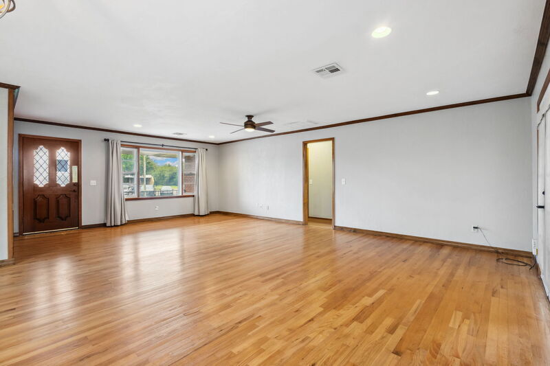 10001 Ridgeview Dr in The Village, OK - Building Photo