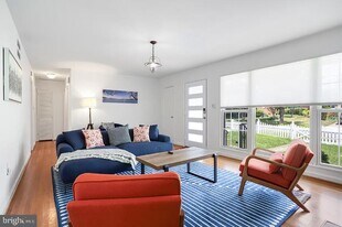 9724 Admiralty Dr in Silver Spring, MD - Building Photo