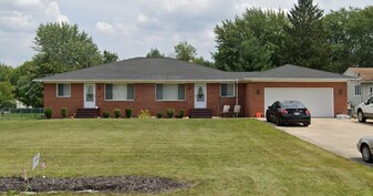 8041 Wesley Dr in Strongsville, OH - Building Photo
