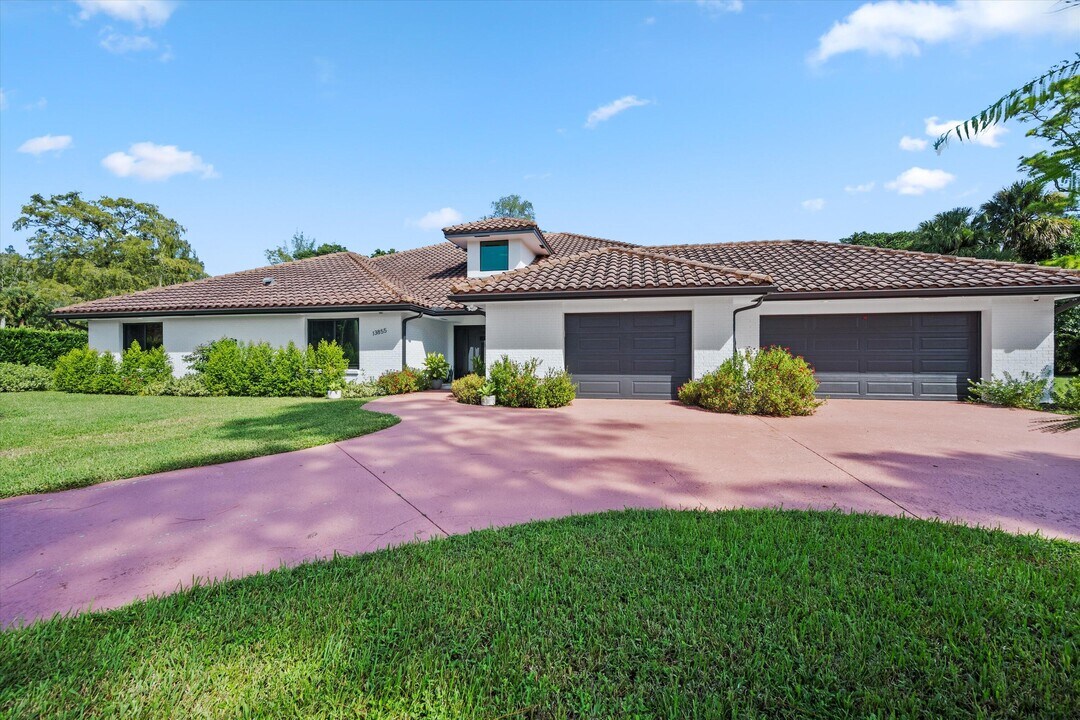 13855 Shawmut Ct in Wellington, FL - Building Photo