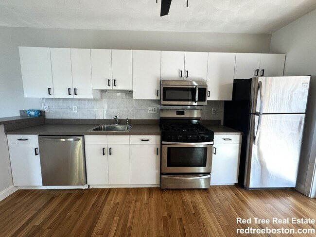 345 Border St, Unit 1 in Boston, MA - Building Photo - Building Photo