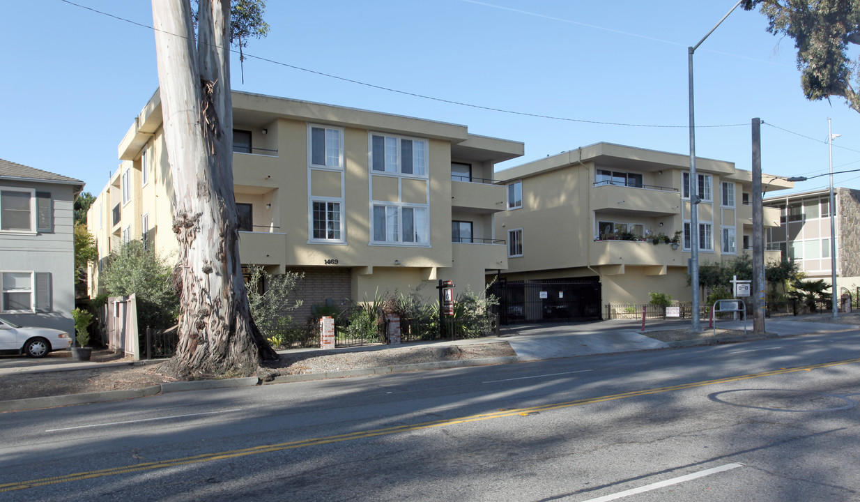 Camino Commons in Burlingame, CA - Building Photo