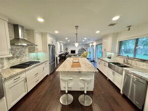 9806 Cliffwood Dr in Houston, TX - Building Photo - Building Photo