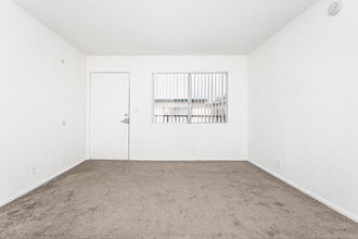 1375 Temple Ave. in Long Beach, CA - Foto de edificio - Interior Photo