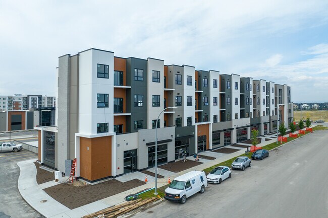 Building B in Calgary, AB - Building Photo - Building Photo