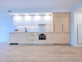 13738 Central Ave in Surrey, BC - Building Photo