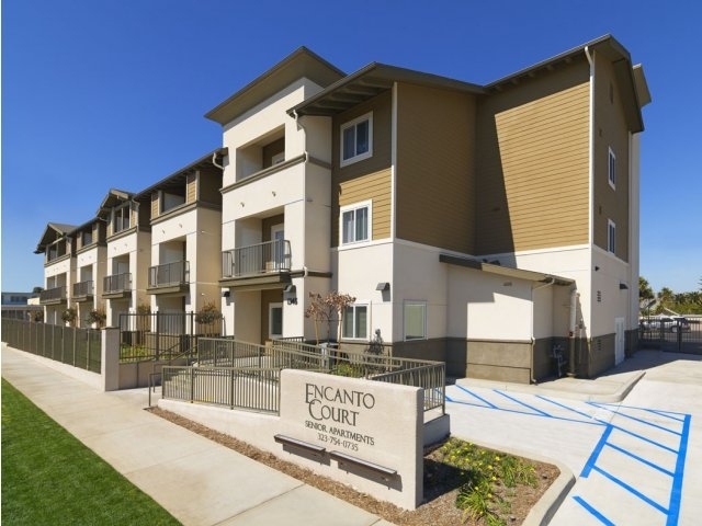 ENCANTO COURT APARTMENTS in Los Angeles, CA - Building Photo