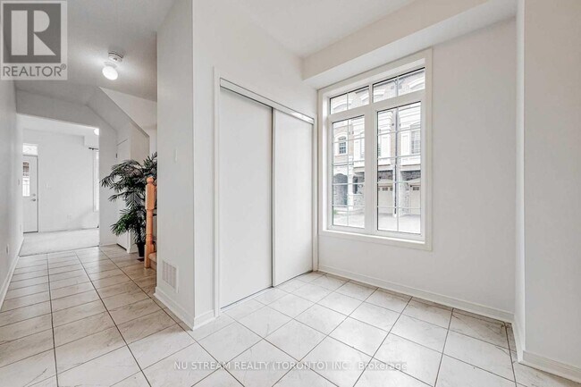 2 Sidaway Ln in Ajax, ON - Building Photo - Building Photo