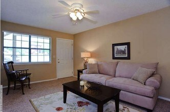Oakland Station Apartments in Fayetteville, AR - Building Photo - Interior Photo