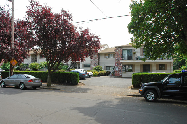 3228-3240 SE Morrison St in Portland, OR - Building Photo - Building Photo