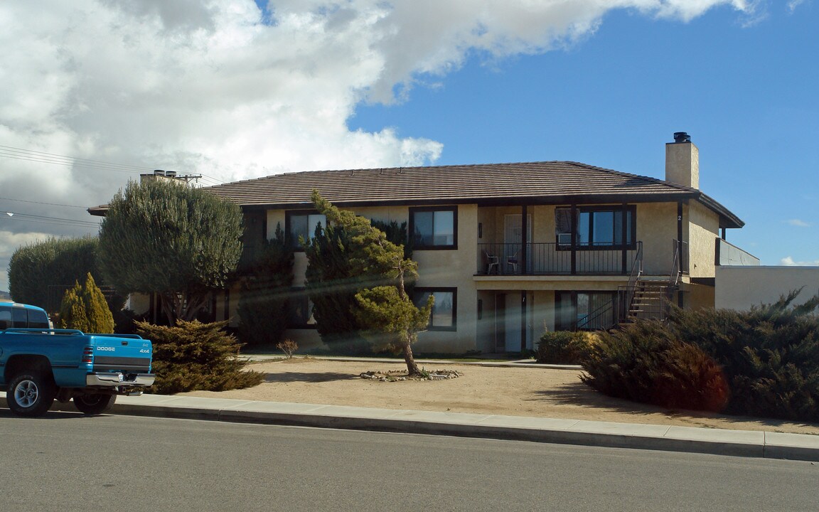 16585 Green Tree Blvd in Victorville, CA - Building Photo