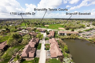 1700 Lakecliffe Dr in Wheaton, IL - Building Photo - Building Photo