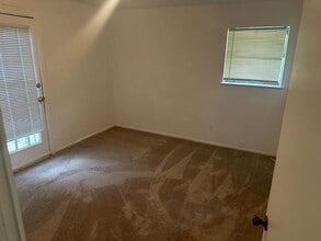 4604 Lambs Ln in Austin, TX - Building Photo - Building Photo