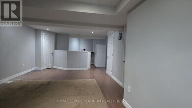 669 Zermatt Dr in Waterloo, ON - Building Photo - Building Photo