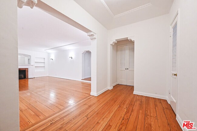 361 N Mansfield Ave in Los Angeles, CA - Building Photo - Building Photo