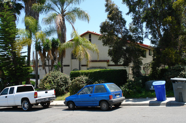 711 Franklin Ln in Vista, CA - Foto de edificio - Building Photo