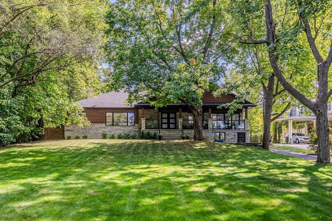 110 Chem. des Patriotes N in Mont-St-Hilaire, QC - Building Photo