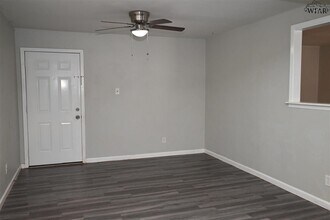 204 W Garden Dr in Iowa Park, TX - Building Photo - Building Photo