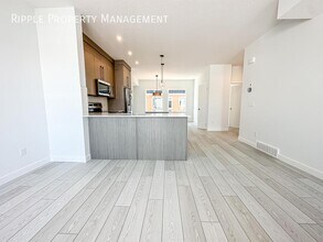 190 Creekstone Dr SW in Calgary, AB - Building Photo - Building Photo