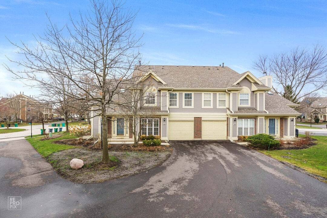 632 Stone Brook Ct in Elk Grove Village, IL - Building Photo