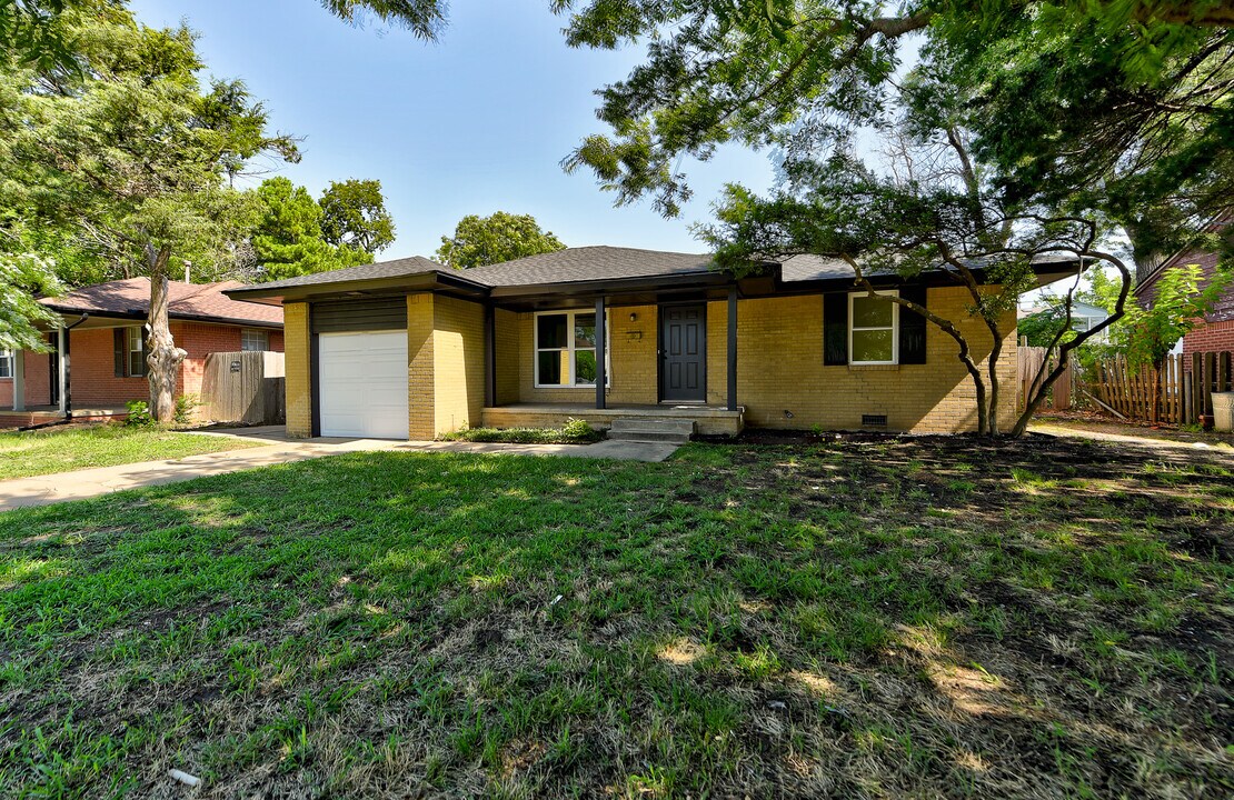 1117 E Lindsey St in Norman, OK - Building Photo