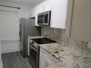 818 W Collins St in Denton, TX - Building Photo - Building Photo
