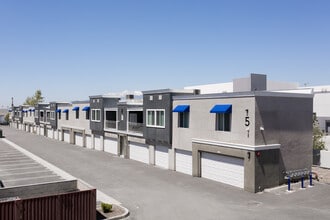 The Crossings at Redlands in Redlands, CA - Foto de edificio - Building Photo
