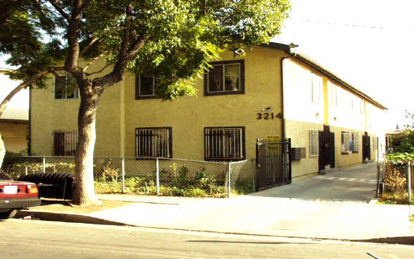 3214 Chapman St in Los Angeles, CA - Foto de edificio - Building Photo