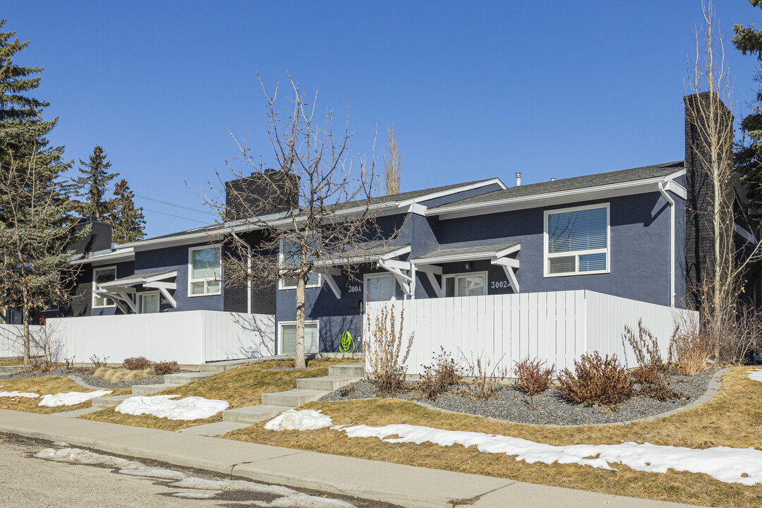 3004 25 Av SW in Calgary, AB - Building Photo