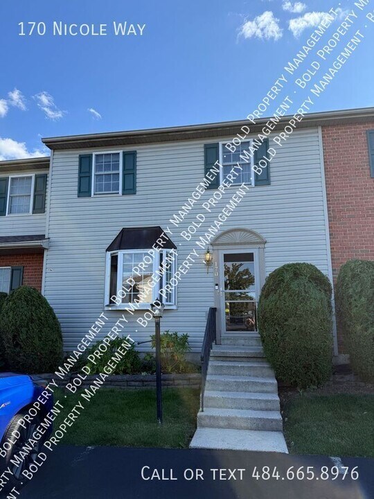 170 Nicole Way in Sinking Spring, PA - Building Photo