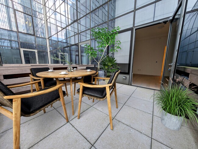 3 Ct Square W in Queens, NY - Foto de edificio - Building Photo