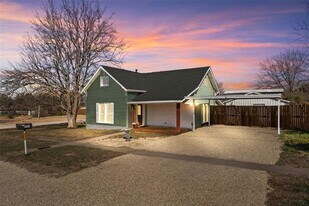 442 W McCart St in Krum, TX - Building Photo