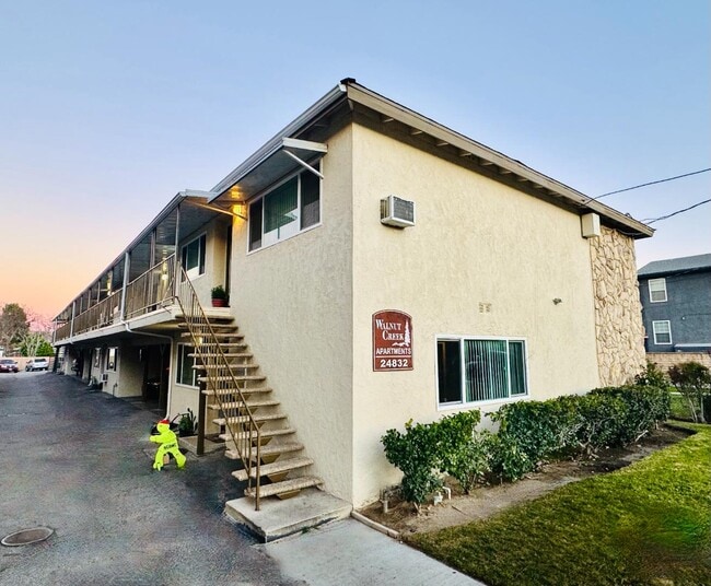 24832 Walnut St in Newhall, CA - Foto de edificio - Building Photo