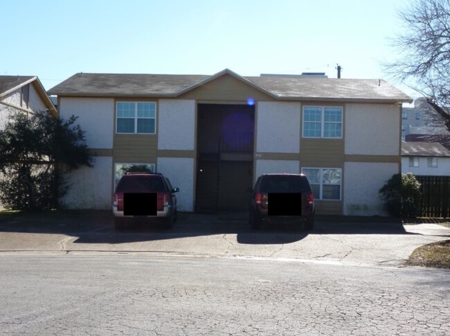 803-805 Oran Cir in Bryan, TX - Building Photo - Building Photo