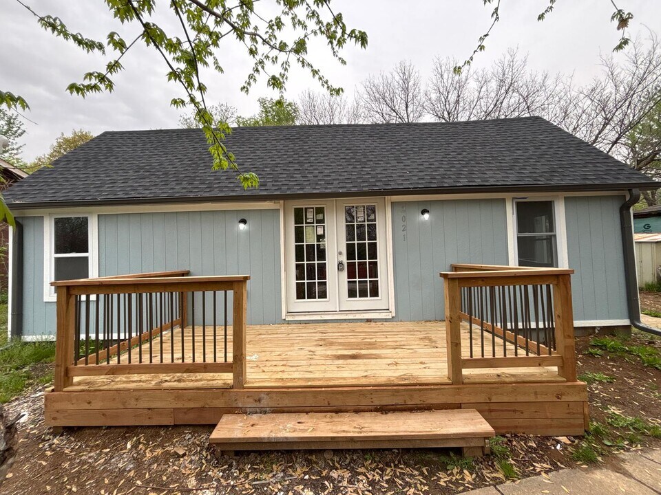 2021 Sunset Dr in Oak Grove, MO - Building Photo