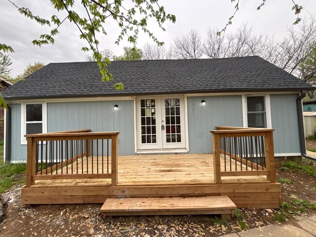 property at 2021 Sunset Dr