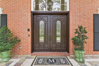 903 Echo Ln in Houston, TX - Foto de edificio - Building Photo