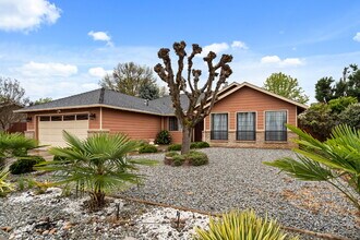 2360 Temple Dr in Medford, OR - Building Photo - Building Photo