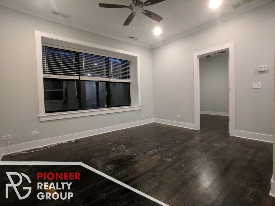 1946 W Nelson St, Unit 3W in Chicago, IL - Building Photo