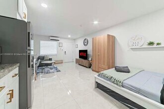 2320 SW 18th Terrace, Unit 2 in Fort Lauderdale, FL - Building Photo - Building Photo
