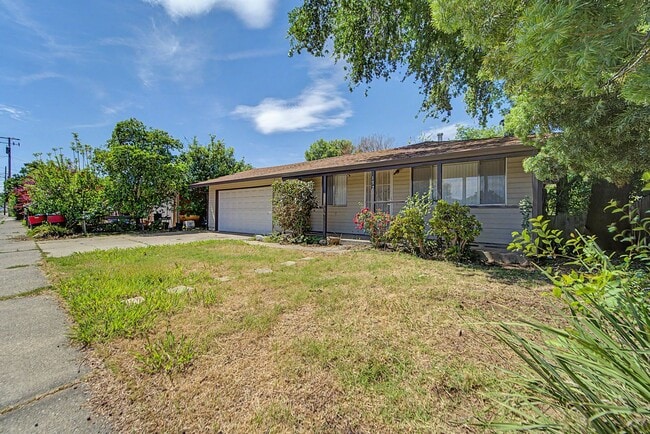 197 Woodbridge Ave in Yuba City, CA - Foto de edificio - Building Photo