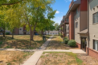 Washington Manor in West Des Moines, IA - Building Photo - Building Photo